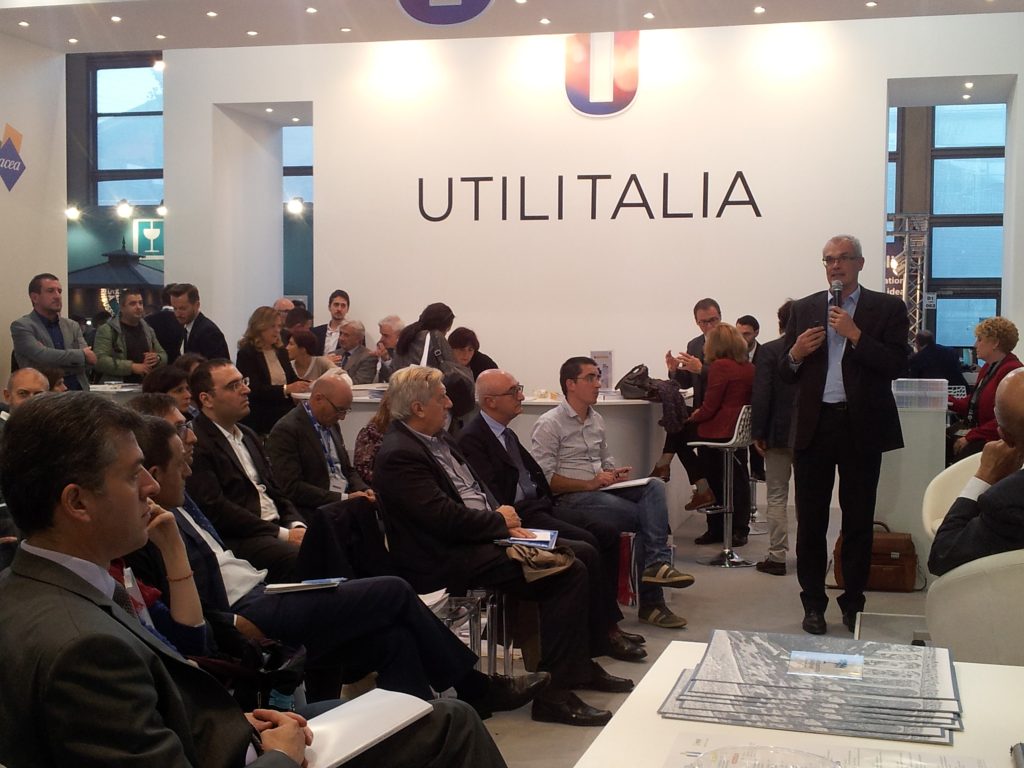 Un'immagine dell'iniziativa organizzata da Confservizi ER a Ecomondo. A dx, in piedi, Eugenio Bertolini.