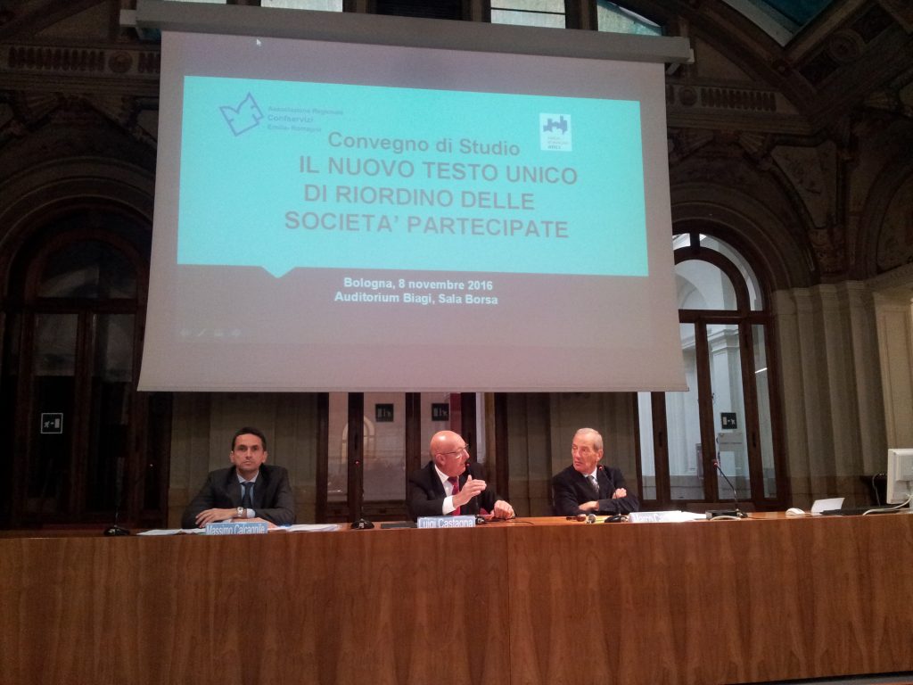 Il presidente di Confservizi ER Luigi Castagna (al centro), con i relatori: prof Massimo Calcagnile (a sx) e prof. Marco Cammelli (a dx).